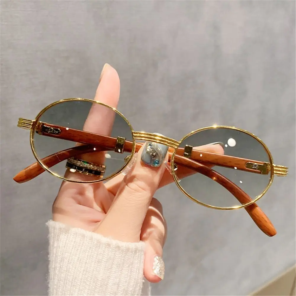 Vintage Outdoor Fashion - 세련된 디자인의 작은 프레임 빈티지 스타일
